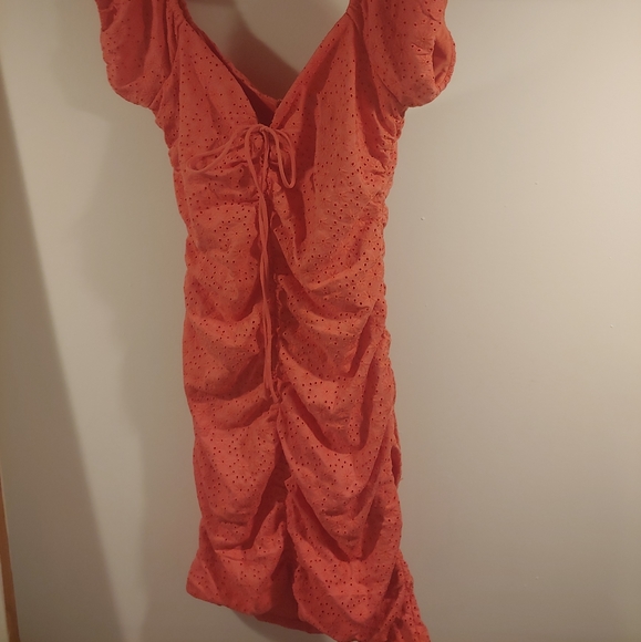 Off the shoulder romantic rushed Guess dress size Large. Flatters your figure - Picture 3 of 3